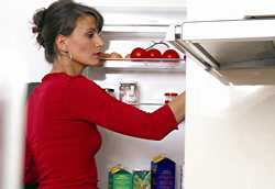 Frau am Kühlschrank